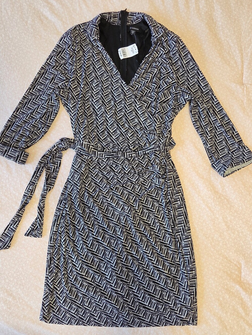 NWT Geometric Black + White Faux Wrap V-neck Le Chateau Midi Dress Sz Large